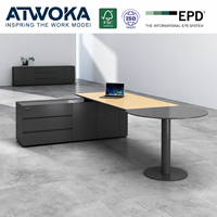 Bureau de direction en bois ATWOKA en forme de L avec extension de réunion en verre rond et crédence de rangement noire pour bureau de direction