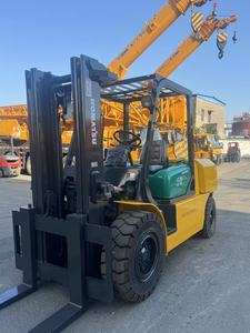 Chariot élévateur diesel d'occasion KOMATSU FD50 5 tonnes, chariot élévateur contrepoids d'origine japonaise pour la manutention de marchandises en port et en usine - Product Image 1