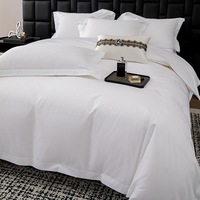 Ensemble de literie d'hôtel minimaliste de luxe: drap, housse de couette, taies d'oreiller et serviettes