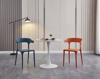 Meubles commerciaux modernes nordiques empilables corne de boeuf Pp chaises de salle à manger de café de Restaurant en plastique
