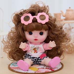 Las muñecas de 9 pulgadas vienen en una variedad de lindos estilos de muñecas para elegir, incluidas las muñecas de estilo femenino. - Product Image 2