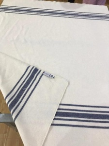 Coperta in Lana dal Design Classico con Bordi a Righe e Cuciture Overlock, Coperta in Pura Lana della Nuova Zelanda - Product Image 5