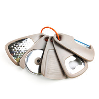 Lot de 5 outils de cuisine multifonctionnels portables en acier : ouvre-boîte à bière, porte-clés, éplucheur, coupe-pizza, râpe à fromage