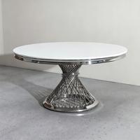 Ensemble de table à manger moderne de luxe avec plateau en marbre, base dorée, chaises rembourrées blanches sculptées pour appartement, villa, hôtel, salle à manger personnalisée