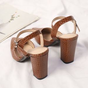 2025 très populaire Crocodile femmes marron gros talons hauts sandales à <span class=keywords><strong>bout</strong></span> <span class=keywords><strong>pointu</strong></span> personnaliser élégant confortable pompes pour les femmes - Product Image 4