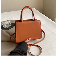 Sac fourre-tout de luxe pour femme 2026, grande capacité, en cuir PU de créateur, fermeture éclair, doublure polyester, motif pierre, décoration chaîne