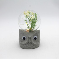 Lampe en ciment LED, hibou simple avec de jolies petites fleurs blanches en forme de cloche