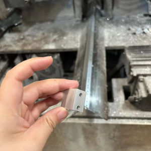 Profilé d'angle en aluminium durable au design moderne pour <span class=keywords><strong>porte</strong></span> insonorisée, installation facile par vis, garantie 3 ans, chambre, cuisine, salon - Product Image 1