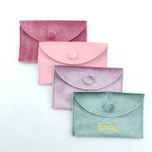Pochette à bijoux en velours suédé beige personnalisée avec logo, fermeture à bouton en micro-tissu, idéale pour cadeaux, mariages et fêtes, emballage type enveloppe, vente chaude - Product Image 6