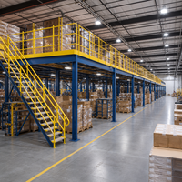 Système de rayonnage pour mezzanine robuste, plateforme de stockage en acier multi-niveaux avec accès par escalier de sécurité