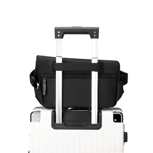 Sac banane noir simple en nylon imperméable avec fermeture éclair pour homme – Idéal pour une utilisation décontractée en extérieur - Product Image 3