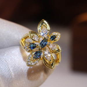 Anello alla Moda con Fiore e Pietra Colorata, Design Minimalista ed Elegante, Gioiello da Donna per Uso Quotidiano, Anello Statement - Product Image 2