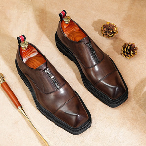 รองเท้าบูทหนังแท้ผู้ชายดีไซน์คลาสสิคล่าสุด ประจำฤดูใบไม้ร่วง-ฤดูหนาว ปี 2025 สวมใส่สบาย เหมาะสำหรับทำงาน กันน้ำ กันลื่น สวมแบบสลิปออน - Product Image 1