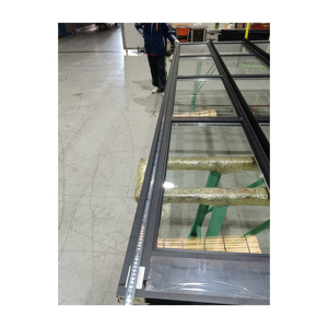 Porte de <span class=keywords><strong>garage</strong></span> sectionnelle moderne à battants verticaux, à plis, à lamelles décoratives, en aluminium, étanche, avec verre, à montage encastré, pour usage commercial - Product Image 1