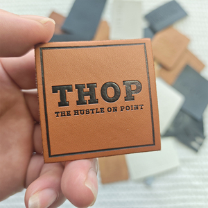 Etiquetas de Cuero Sintético con Logotipo en Relieve Personalizadas al por Mayor, Etiquetas de Cuero Láser para Ropa, Jeans y Gorras - Product Image 2