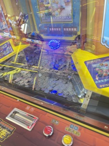 Grande machine de jeu à monnayeur pour quatre joueurs, type Gold Rush Train, avec jeu de lancer de pièces - Product Image 5