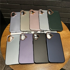 Funda para Teléfono con Diseño Metálico y Rayas Corrugadas para iPhone 12 13 14 15 16 Pro Max, Acabado Mate, Estilo Maleta - Product Image 1