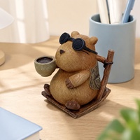 Figurine en résine Capybara rustique avec finition texturée marron, lunettes de soleil et canne à pêche pour la décoration de bureau et de table à la maison