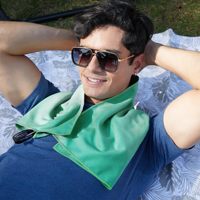 Serviette de sport portable en microfibre multicolore avec logo personnalisé et bande élastique – Vente en gros