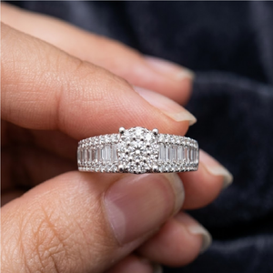 Bague de fiançailles et de mariage en or blanc 18 carats édition limitée, diamant naturel taille baguette conique, cluster de diamants certifiés IGI, joaillerie fine - Product Image 2