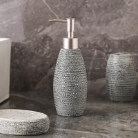 Ensemble d'accessoires de salle de bain en céramique grise texturée, 4 pièces, design artisanal, parfait pour les maisons, les hôtels, les chambres d'hôtes, les locations de vacances