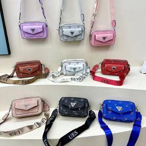 Nuevo Bolso Cuadrado Pequeño con Estampado de Letras Estilo Guesses, Bolso Bandolera Moderno de Gran Capacidad con Solapa - Product Image 1