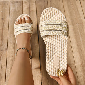 La partie supérieure en PU est décorée <span class=keywords><strong>de</strong></span> semelles en caoutchouc, et les tongs décontractées à un seul mot sont une <span class=keywords><strong>coiffure</strong></span> estivale tendance pour femmes. - Product Image 1