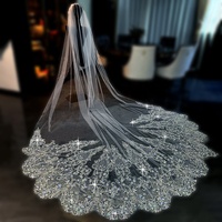 Voile de mariée de luxe Feishiluo long avec cristaux et perles, bordure en dentelle, une couche et peigne