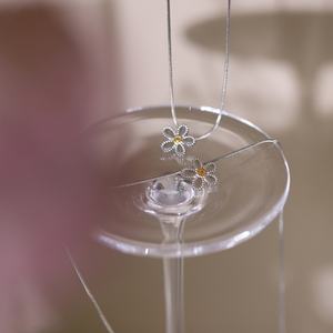 Collar de cadena para clavícula con flor, de acero inoxidable bicolor, estilo serpiente, con centro de flor de margarita, plateado, estilo religioso, regalo de boda - Product Image 2