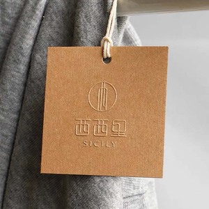 Tùy chỉnh Swing thẻ tái chế Áo sơ mi treo thẻ quần áo không màu <span class=keywords><strong>3D</strong></span> nâng nhãn giấy dập nổi logo tùy chỉnh hangtags - Product Image 2