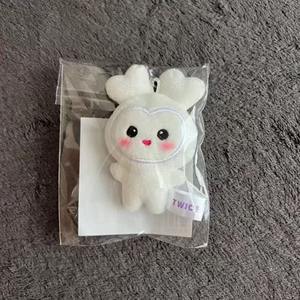 Porte-clés en peluche Kpop Twice Lovely, jouet en peluche en coton PP, peut couiner, avec Mark <span class=keywords><strong>Momo</strong></span> <span class=keywords><strong>Sana</strong></span> Nayeon Jihyo, cadeau pour les fans - Product Image 3