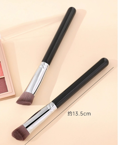 Brocha de Maquillaje Angular para Rubor y Base con Mango de Madera y Logotipo Personalizado, Brocha Cosmética Ecológica con Forma de Lengua para el Rostro - Product Image 6