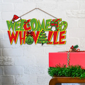 En stock : Étiquettes décoratives de Noël sur le thème du Grinch, avec éléments de monstre vert, suspendues à la porte en bois, décoration intérieure. - Product Image 3
