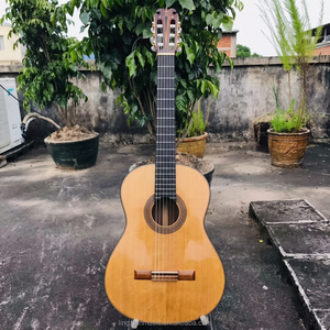 Guitare flamenco artisanale de style <span class=keywords><strong>Maldonado</strong></span>, table en épicéa massif, dos et côtés en érable flammé, finition rouge espagnole - Product Image 1