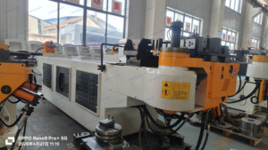 Machine de pliage de tubes carrés CNC robuste, plieuse de tubes ronds hydraulique automatique pour la construction et les structures de serres - Product Image 2