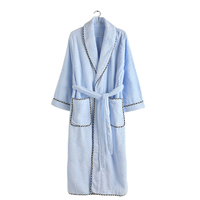 Peignoir de luxe en coton éponge, col châle, bleu ciel, confortable et durable, idéal pour les centres de villégiature et l'usage quotidien, sur mesure pour femmes