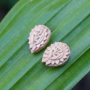 Boucles d'oreilles en bois sculpté Radha, en bois de Tulsi, bijoux ethniques spirituels, collection cadeau unisexe, vente en gros - Product Image 2