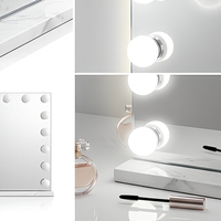 Miroir de maquillage rectangulaire éclairé avec bordure à ampoules et cadre blanc