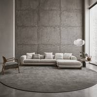 Sofá de Salón Extra Largo de 6 Plazas con Base Escultural de Madera y Tapicería de Tela Bouclé Orgánica en Color Crema Blanco para Villa