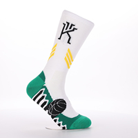 Chaussettes de sport personnalisées blanches et vertes, motif tricoté sur le thème du basketball, logo personnalisé, couleurs personnalisées et design signature unique