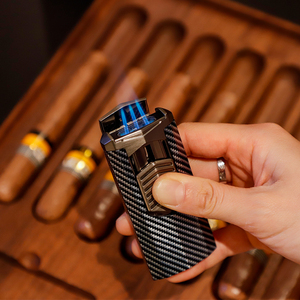 Vente en gros Briquet cadeau en fibre de carbone avec poinçon Briquet à 3 jets à flamme élevée - Product Image 1
