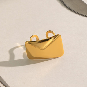 Juego <span class=keywords><strong>de</strong></span> Aretes y Anillo Geométricos <span class=keywords><strong>de</strong></span> Acero Inoxidable con Baño <span class=keywords><strong>de</strong></span> Oro <span class=keywords><strong>de</strong></span> 18K, Diseño Triangular y Cuadrado para Mujer, Minimalista y Versátil - Product Image 5
