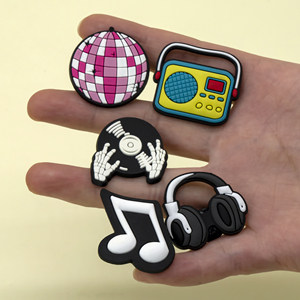 Frais nouveau 2D/3D <span class=keywords><strong>Star</strong></span> KAROL <span class=keywords><strong>G</strong></span> breloque de chaussure personnalisée en gros en caoutchouc baskets accessoires pour garçons et filles - Product Image 1