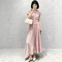 Ensemble deux pièces formel blanc uni pour femme, avec chemisier à volants en dentelle patchwork ODM et jupe longue plissée évasée, taille haute, idéal pour mariages et événements.