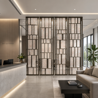 Paravent de luxe en onyx translucide avec cadre en bronze, panneaux veinés de pierre, sur mesure pour hall d'hôtel