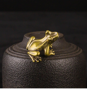 Décoration de bureau en cuivre massif en forme de petite grenouille, mini-ornements créatifs en métal pour bureau - Product Image 5
