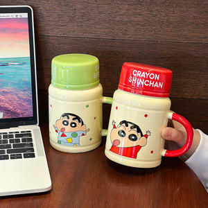 Taza de cerámica Crayon Shinchan con tapa y asa, diseño de dibujos animados en verde, amarillo y rojo, para uso en la oficina y como regalo. - Product Image 5