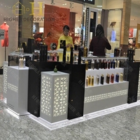 Kiosque de luxe noir et or pour parfums, présentoirs de parfums, présentoir de parfums avec sièges bar pour clients