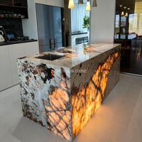 Table de salle à manger rectangulaire lumineuse personnalisable en quartzite Patagonia de luxe avec bar à eau intégré pour projet de villa