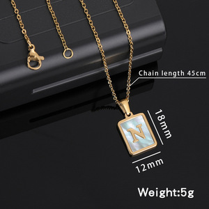 Collar <span class=keywords><strong>de</strong></span> Acero Inoxidable 316L <span class=keywords><strong>con</strong></span> Letra Dorada para Mamá, Monograma <span class=keywords><strong>con</strong></span> Inicial Incrustada, Joyería Serif para <span class=keywords><strong>Mujer</strong></span>, Venta al por Mayor, Personalizado OEM - Product Image 5